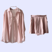 Leichte Bluse und Shorts