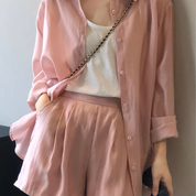 Leichte Bluse und Shorts